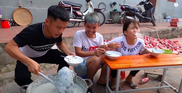 Từ vụ Hưng Vlog nấu cháo gà nguyên lông: Youtube đang có quá nhiều video câu view phản cảm - ảnh 2