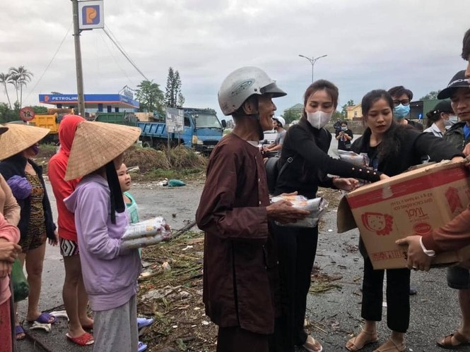 Thủy Tiên đích thân ra tận miền Trung hỗ trợ nhu yếu phẩm cho người dân vùng lũ - ảnh 2