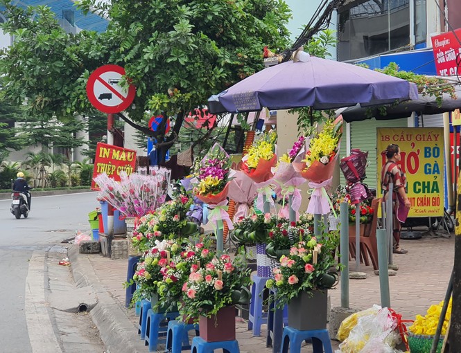 20/10: Người dân, chủ cửa hàng hoa hướng về bà con vùng lũ - ảnh 1