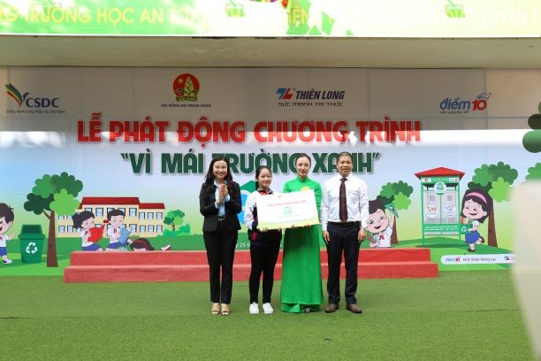 Thu gom rác thải, tích học bổng cho học sinh nghèo - ảnh 2