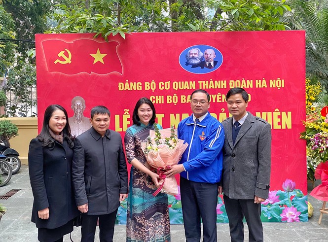 Xúc động lễ kết nạp đảng viên mới tại 90 Thợ Nhuộm - ảnh 2