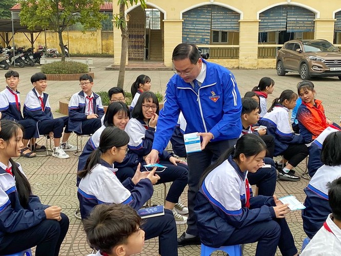 Thành Đoàn Hà Nội phát khẩu trang miễn phí cho đoàn viên, thanh niên - ảnh 1