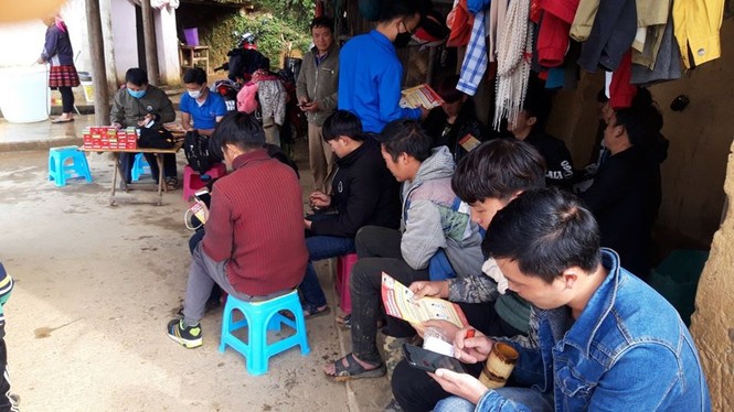 Gõ cửa từng nhà, đến khu chợ phiên tuyên truyền chống dịch Covid -19 - ảnh 2