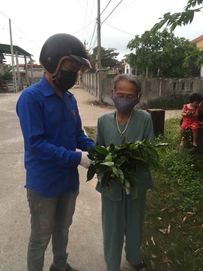 Đội shipper áo xanh đi chợ giúp người dân mùa dịch - ảnh 3