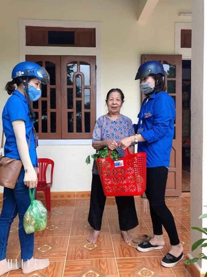 Đội shipper áo xanh đi chợ giúp người dân mùa dịch - ảnh 5