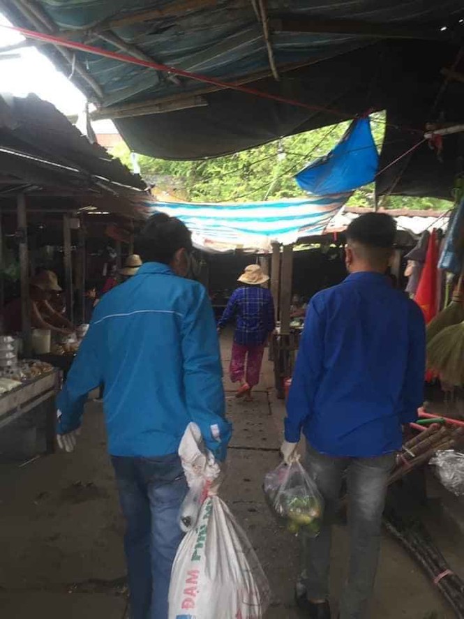 Đội shipper áo xanh đi chợ giúp người dân mùa dịch - ảnh 1