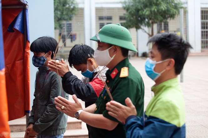 Cha mất, nam thanh niên chít khăn tang viếng cha trong khu cách ly tập trung - ảnh 1