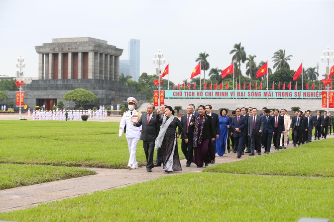 Lãnh đạo Đảng, Nhà nước và các đại biểu Quốc hội vào Lăng viếng Chủ tịch Hồ Chí Minh - ảnh 5