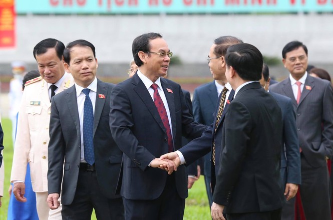 Lãnh đạo Đảng, Nhà nước và các đại biểu Quốc hội vào Lăng viếng Chủ tịch Hồ Chí Minh - ảnh 6