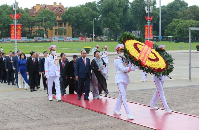 Lãnh đạo Đảng, Nhà nước và các đại biểu Quốc hội vào Lăng viếng Chủ tịch Hồ Chí Minh - ảnh 1