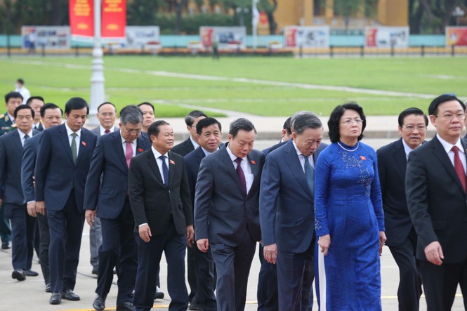 Lãnh đạo Đảng, Nhà nước và các đại biểu Quốc hội vào Lăng viếng Chủ tịch Hồ Chí Minh - ảnh 3