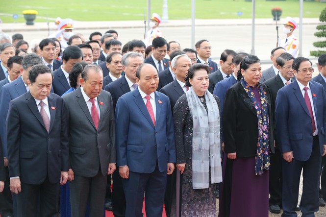 Lãnh đạo Đảng, Nhà nước và các đại biểu Quốc hội vào Lăng viếng Chủ tịch Hồ Chí Minh - ảnh 4