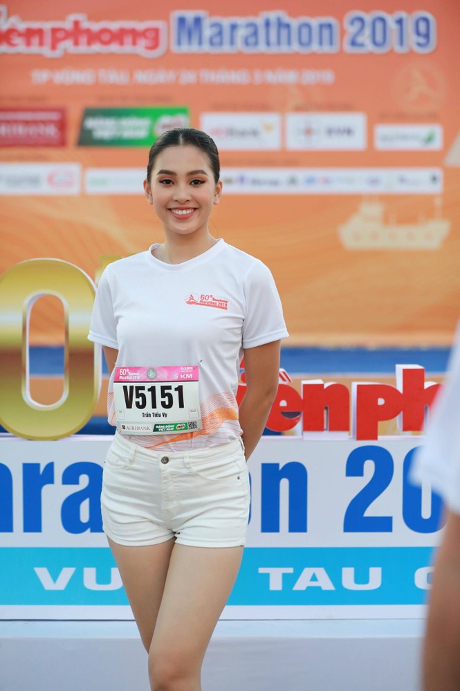 Hoa hậu Tiểu Vy và dàn người đẹp rạng rỡ trên đường chạy Tiền Phong Marathon - ảnh 9