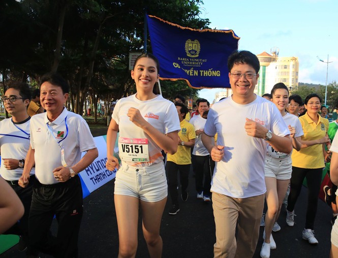 Hoa hậu Tiểu Vy và dàn người đẹp rạng rỡ trên đường chạy Tiền Phong Marathon - ảnh 10