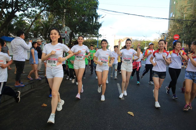Hoa hậu Tiểu Vy và dàn người đẹp rạng rỡ trên đường chạy Tiền Phong Marathon - ảnh 11