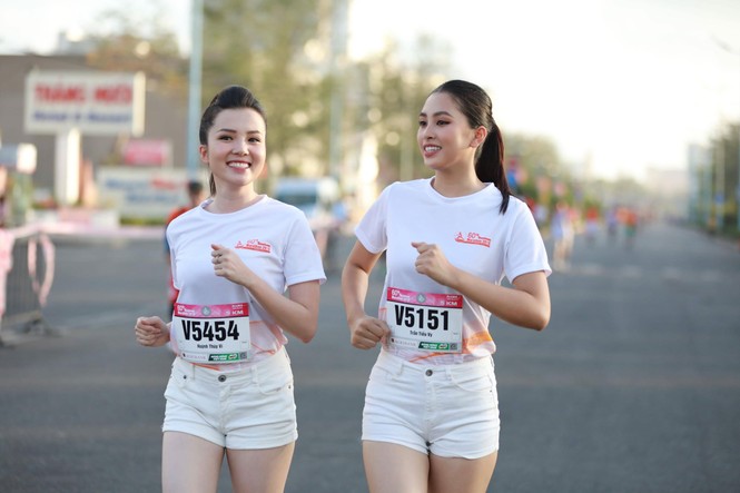 Hoa hậu Tiểu Vy và dàn người đẹp rạng rỡ trên đường chạy Tiền Phong Marathon - ảnh 12