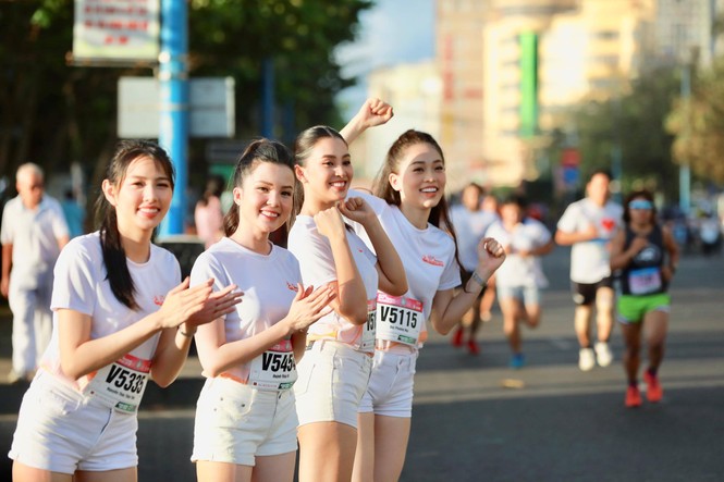 Hoa hậu Tiểu Vy và dàn người đẹp rạng rỡ trên đường chạy Tiền Phong Marathon - ảnh 13