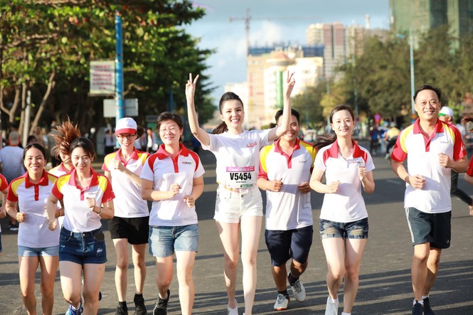 Hoa hậu Tiểu Vy và dàn người đẹp rạng rỡ trên đường chạy Tiền Phong Marathon - ảnh 14