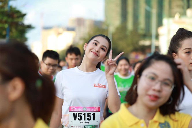 Hoa hậu Tiểu Vy và dàn người đẹp rạng rỡ trên đường chạy Tiền Phong Marathon - ảnh 2