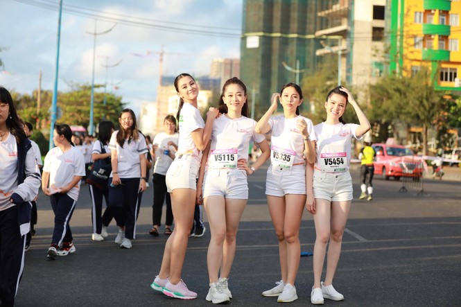 Hoa hậu Tiểu Vy và dàn người đẹp rạng rỡ trên đường chạy Tiền Phong Marathon - ảnh 3