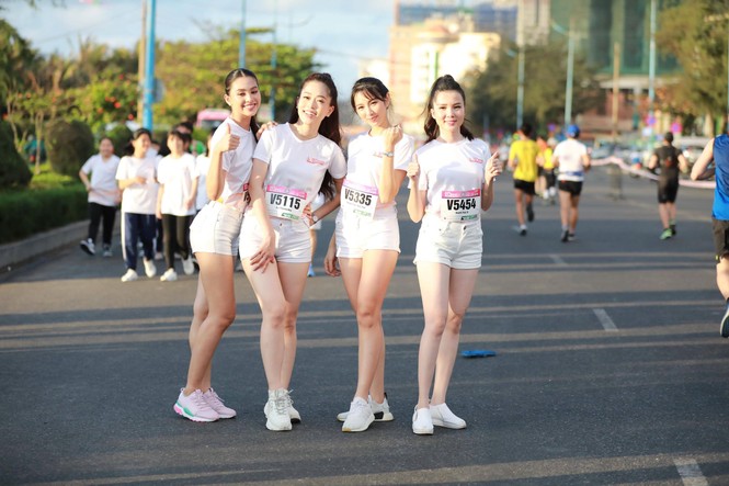 Hoa hậu Tiểu Vy và dàn người đẹp rạng rỡ trên đường chạy Tiền Phong Marathon - ảnh 4