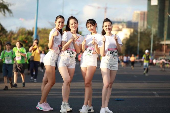 Hoa hậu Tiểu Vy và dàn người đẹp rạng rỡ trên đường chạy Tiền Phong Marathon - ảnh 5