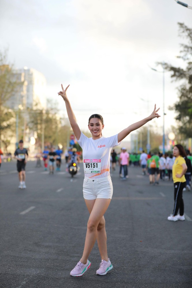 Hoa hậu Tiểu Vy và dàn người đẹp rạng rỡ trên đường chạy Tiền Phong Marathon - ảnh 7