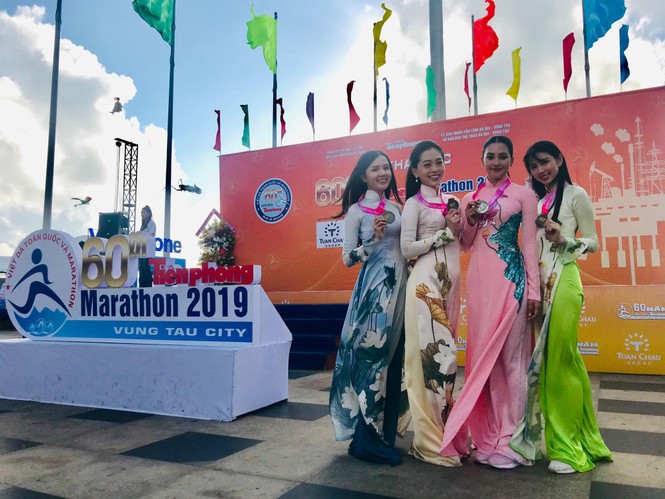 Hoa hậu Tiểu Vy và dàn người đẹp rạng rỡ trên đường chạy Tiền Phong Marathon - ảnh 15