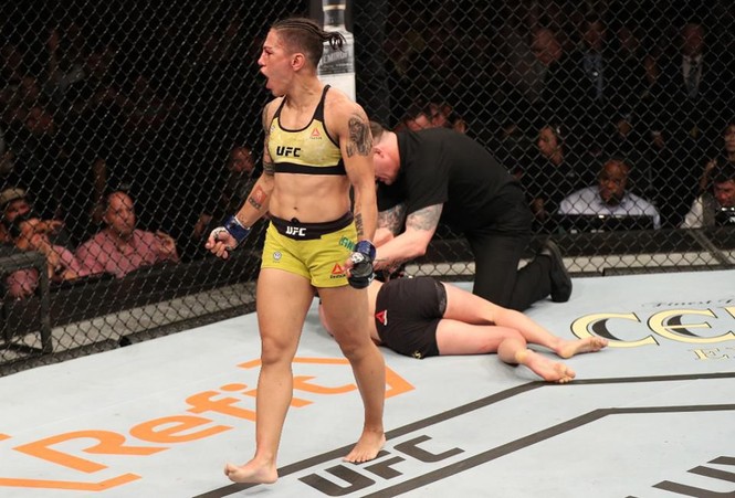 Nữ võ sỹ Brazil hạ knock-out nhà vô địch bằng đòn đánh khiếp hồn - ảnh 5