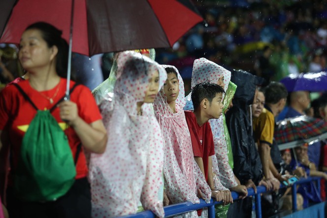 Trận U23 Việt Nam vs U23 Myanmar bị gián đoạn do... sấm sét - ảnh 1