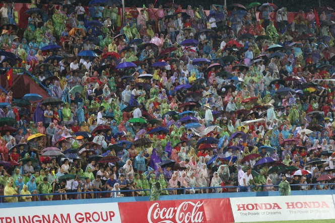 Trận U23 Việt Nam vs U23 Myanmar bị gián đoạn do... sấm sét - ảnh 2