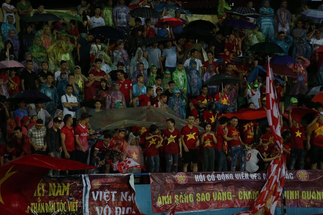 Trận U23 Việt Nam vs U23 Myanmar bị gián đoạn do... sấm sét - ảnh 3