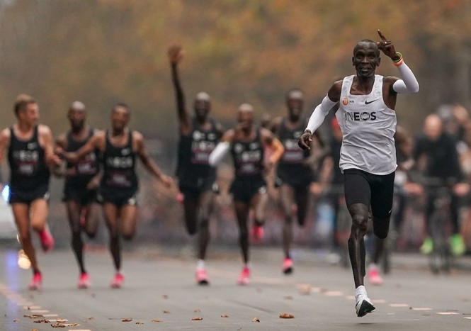 Chạy marathon dưới 2 giờ, Eliud Kipchoge lập kỳ tích trong lịch sử điền kinh - ảnh 2