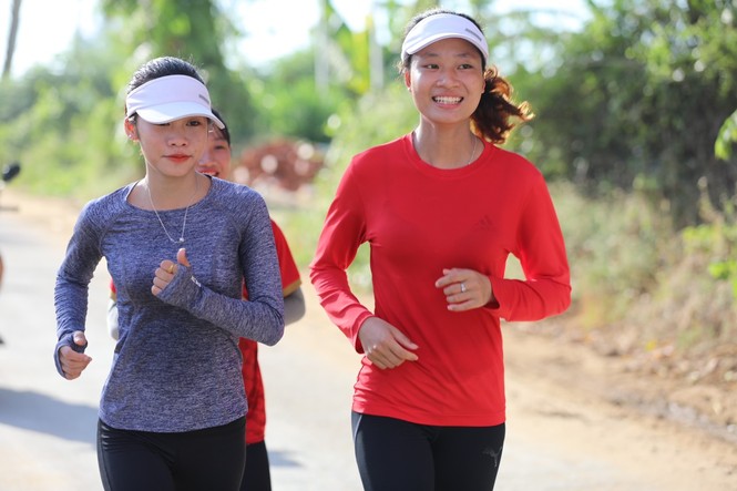 Tiền Phong Marathon 2020: Bóng hồng tươi tắn trên đường chạy Lý Sơn - ảnh 8
