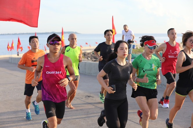 Tiền Phong Marathon 2020: Bóng hồng tươi tắn trên đường chạy Lý Sơn - ảnh 1