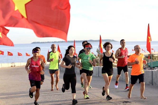Tiền Phong Marathon 2020: Bóng hồng tươi tắn trên đường chạy Lý Sơn - ảnh 2