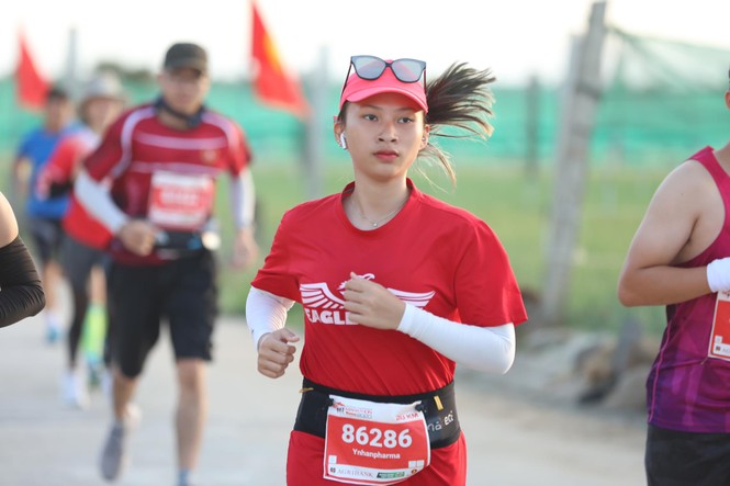 Những bóng hồng rạng rỡ trên đường chạy Tiền Phong Marathon 2020 - ảnh 12