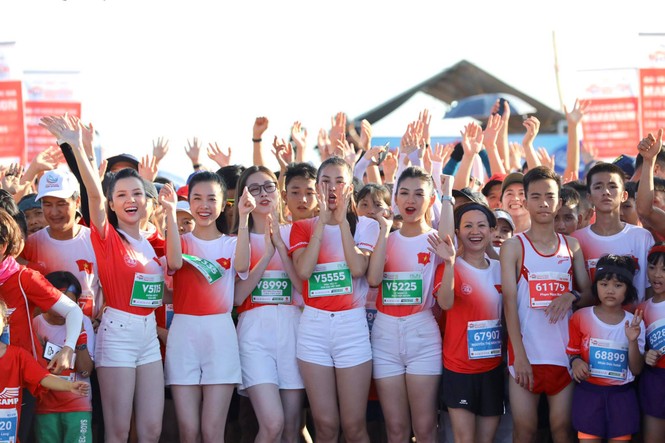 Hoa hậu Tiểu Vy và dàn người đẹp tiếp lửa cho Tiền Phong Marathon - ảnh 12