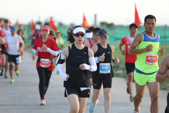 Những bóng hồng rạng rỡ trên đường chạy Tiền Phong Marathon 2020 - ảnh 13