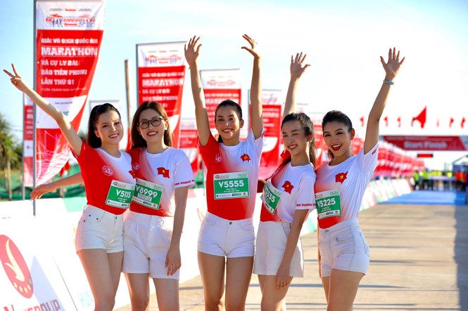 Hoa hậu Tiểu Vy và dàn người đẹp tiếp lửa cho Tiền Phong Marathon - ảnh 11