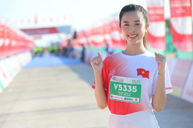 Hoa hậu Tiểu Vy và dàn người đẹp tiếp lửa cho Tiền Phong Marathon - ảnh 13