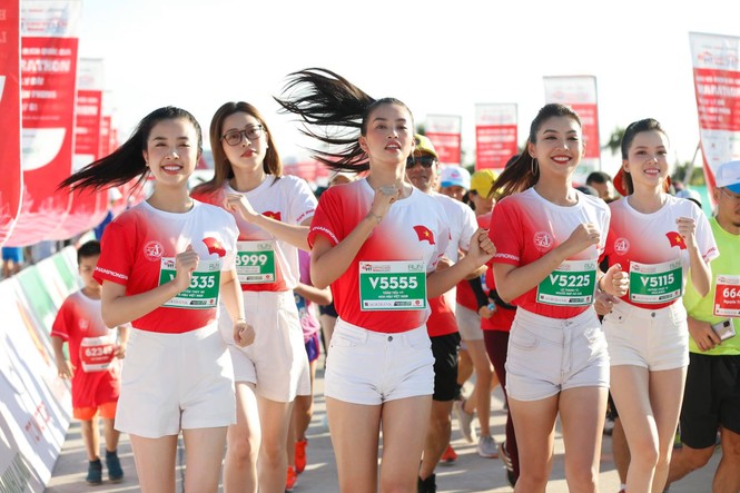 Hoa hậu Tiểu Vy và dàn người đẹp tiếp lửa cho Tiền Phong Marathon - ảnh 3