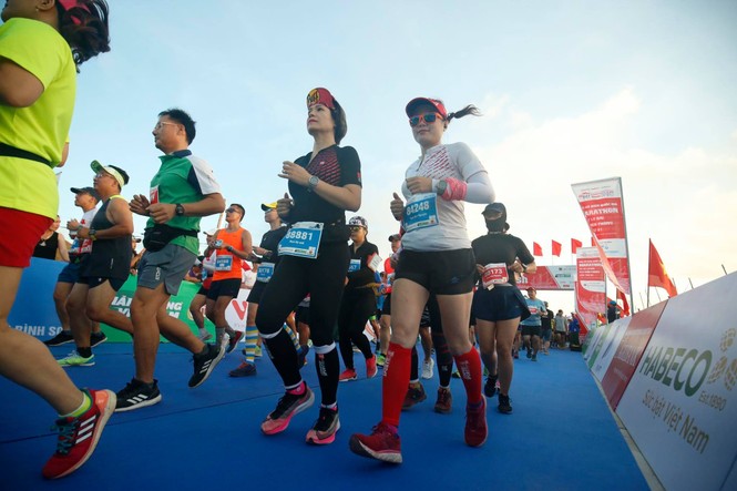 Những bóng hồng rạng rỡ trên đường chạy Tiền Phong Marathon 2020 - ảnh 3