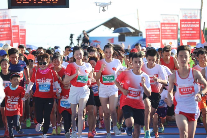 Hoa hậu Tiểu Vy và dàn người đẹp tiếp lửa cho Tiền Phong Marathon - ảnh 1