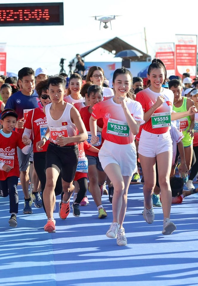 Hoa hậu Tiểu Vy và dàn người đẹp tiếp lửa cho Tiền Phong Marathon - ảnh 5