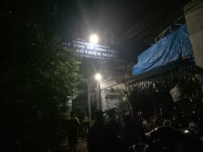 Ký túc xá náo loạn phát hiện nam sinh chết trong tư thế treo cổ - ảnh 1