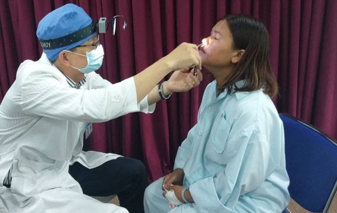 Dính đạn lạc khi đứng trước nhà hóng gió - ảnh 2