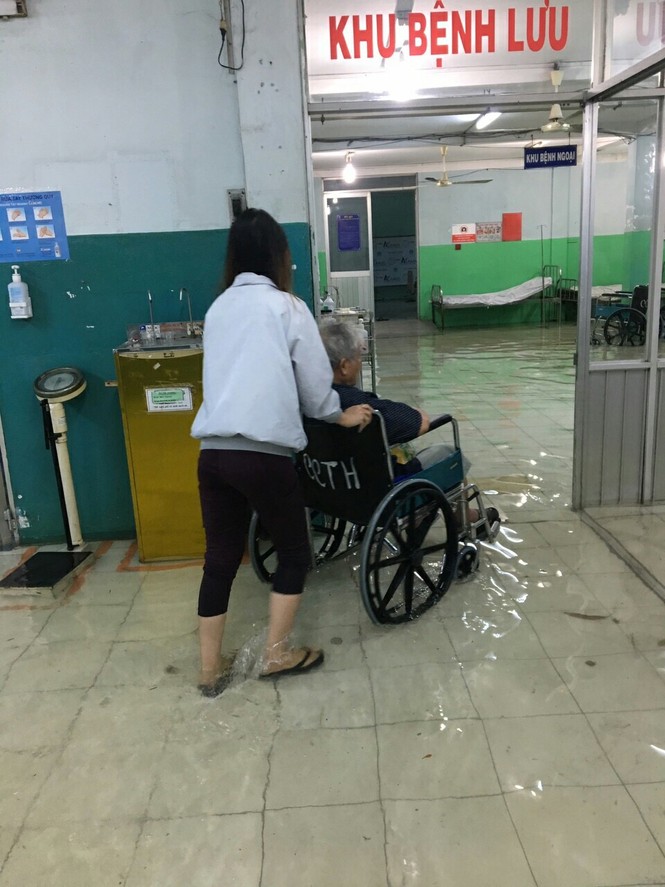 Bệnh viện ở Sài Gòn chìm trong biển nước sau cơn mưa kéo dài - ảnh 1