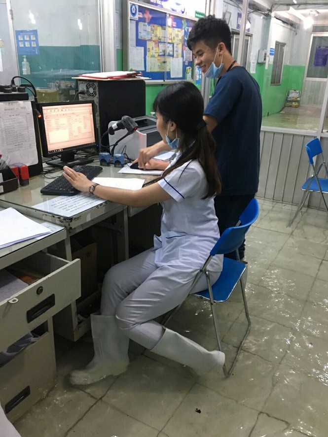 Bệnh viện ở Sài Gòn chìm trong biển nước sau cơn mưa kéo dài - ảnh 4