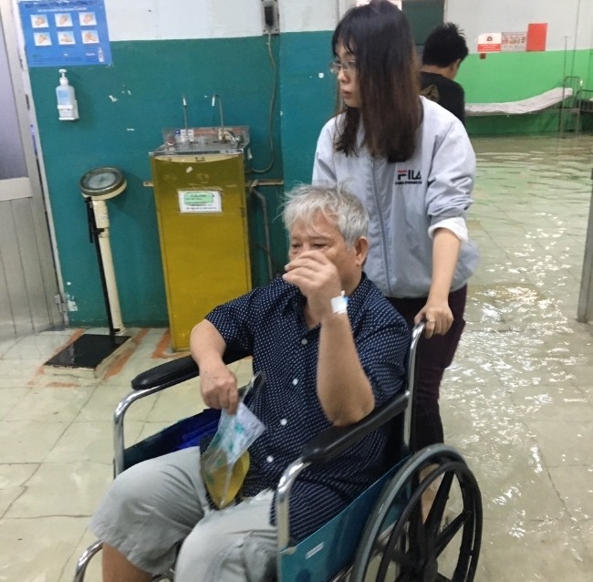 Bệnh viện ở Sài Gòn chìm trong biển nước sau cơn mưa kéo dài - ảnh 3